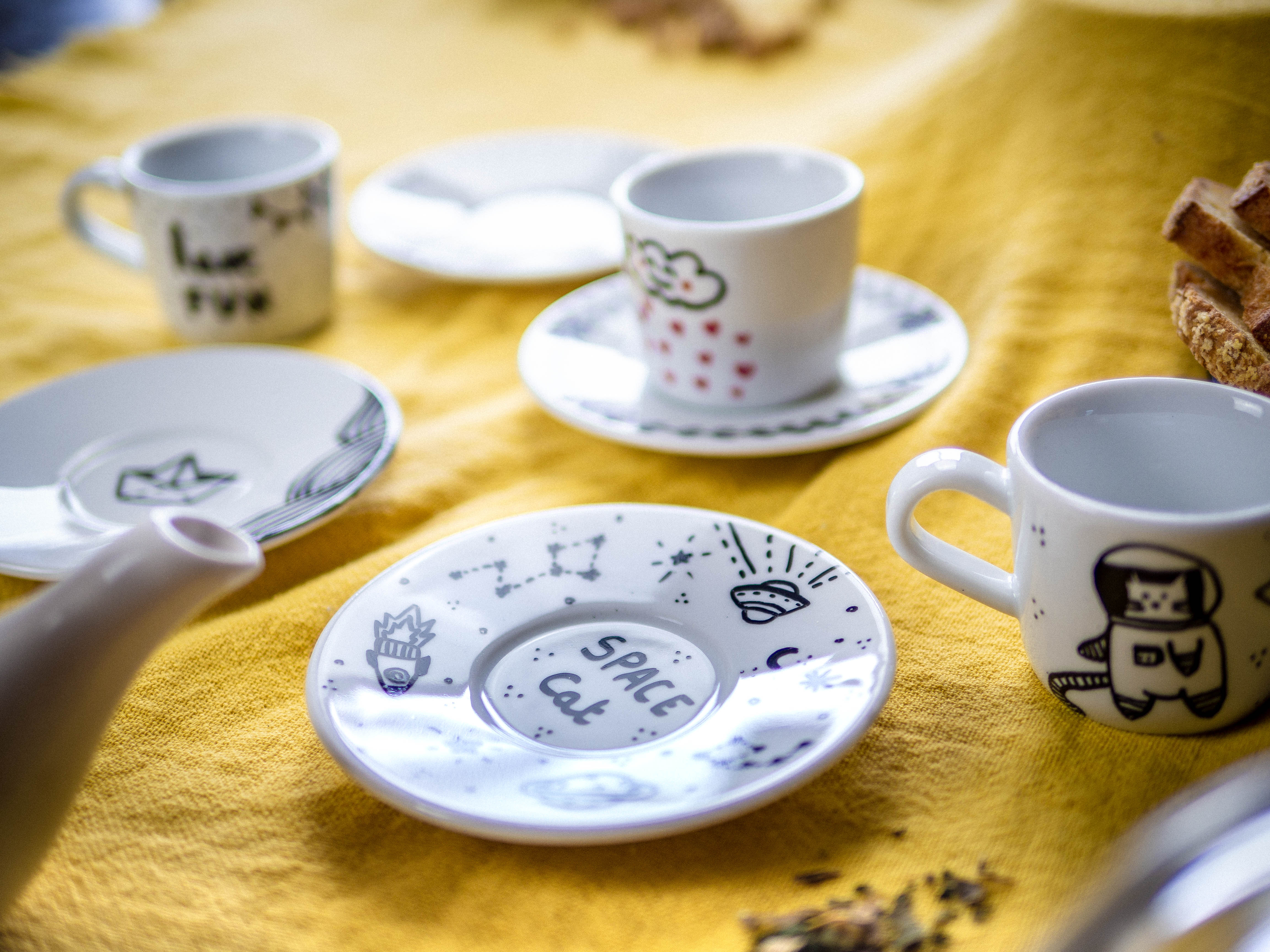 Je dessine sur mes tasses en porcelaine
