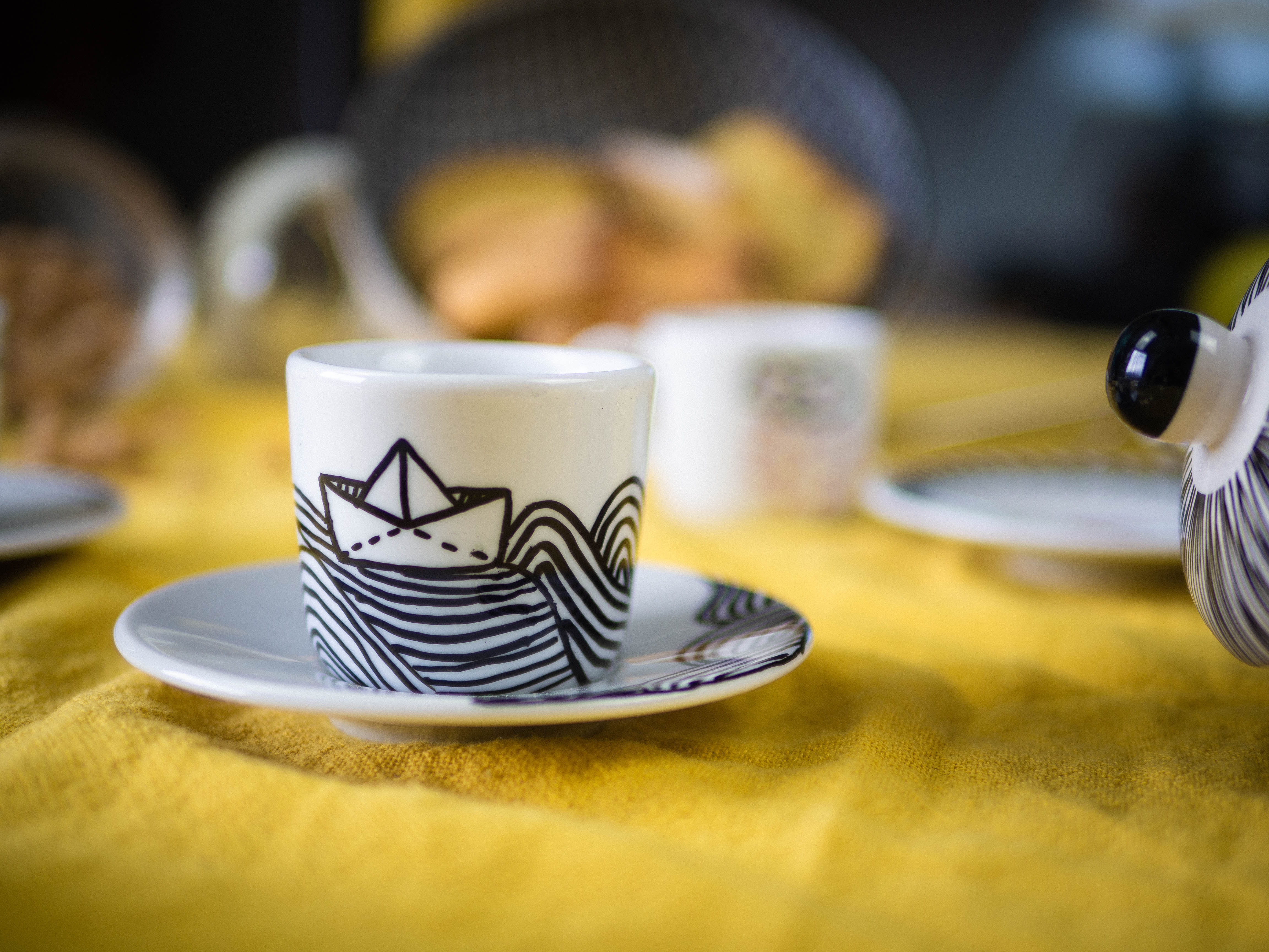 La bateau qui flotte dans la mer café